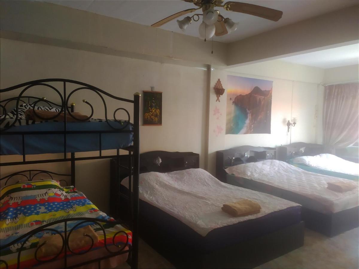 Artem'S Guesthouse Jomtien Beach Exterior photo