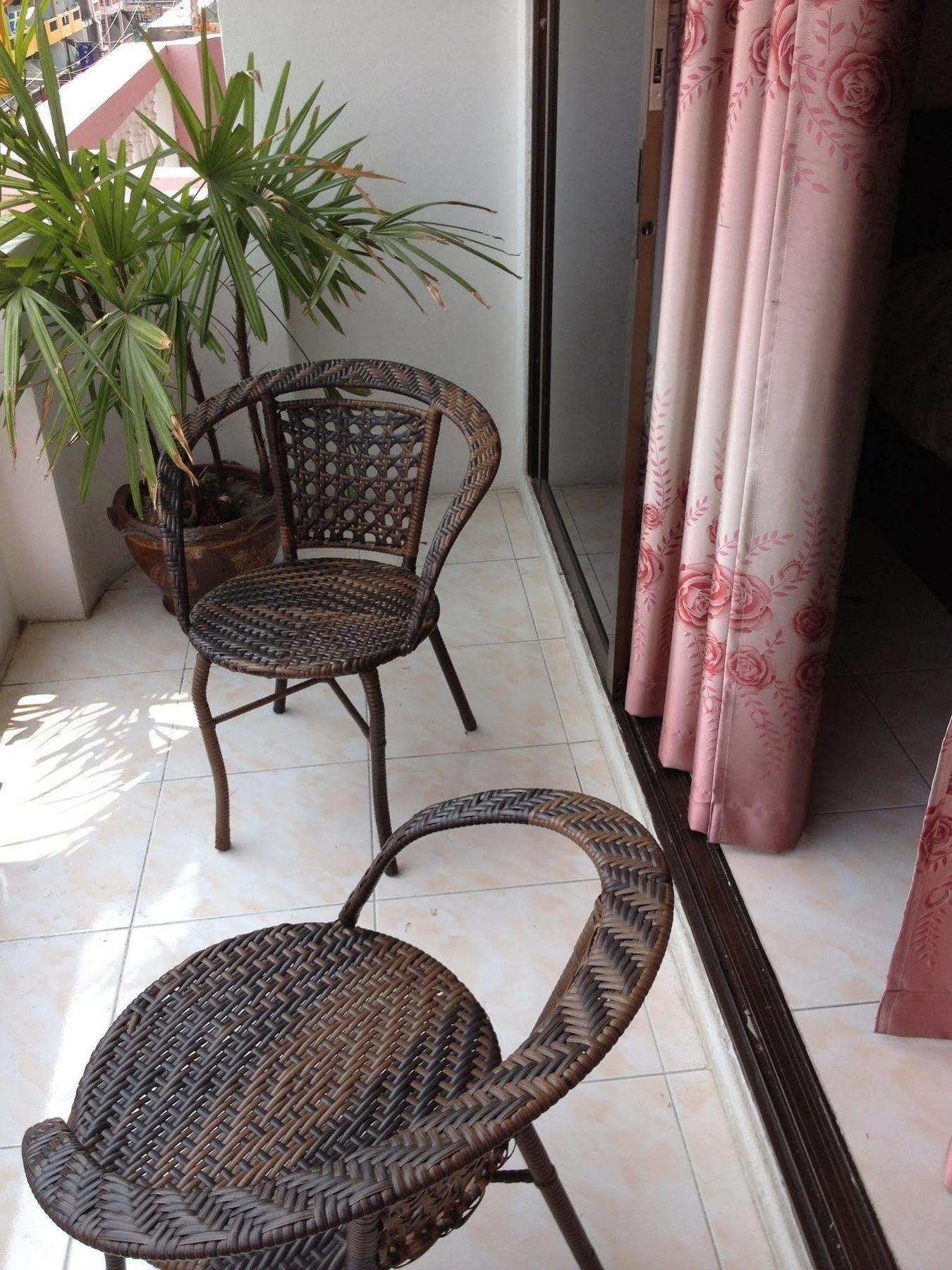 Artem'S Guesthouse Jomtien Beach Exterior photo