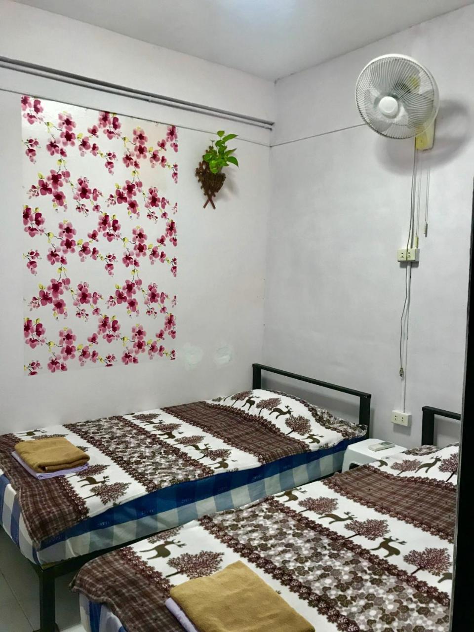Artem'S Guesthouse Jomtien Beach Exterior photo