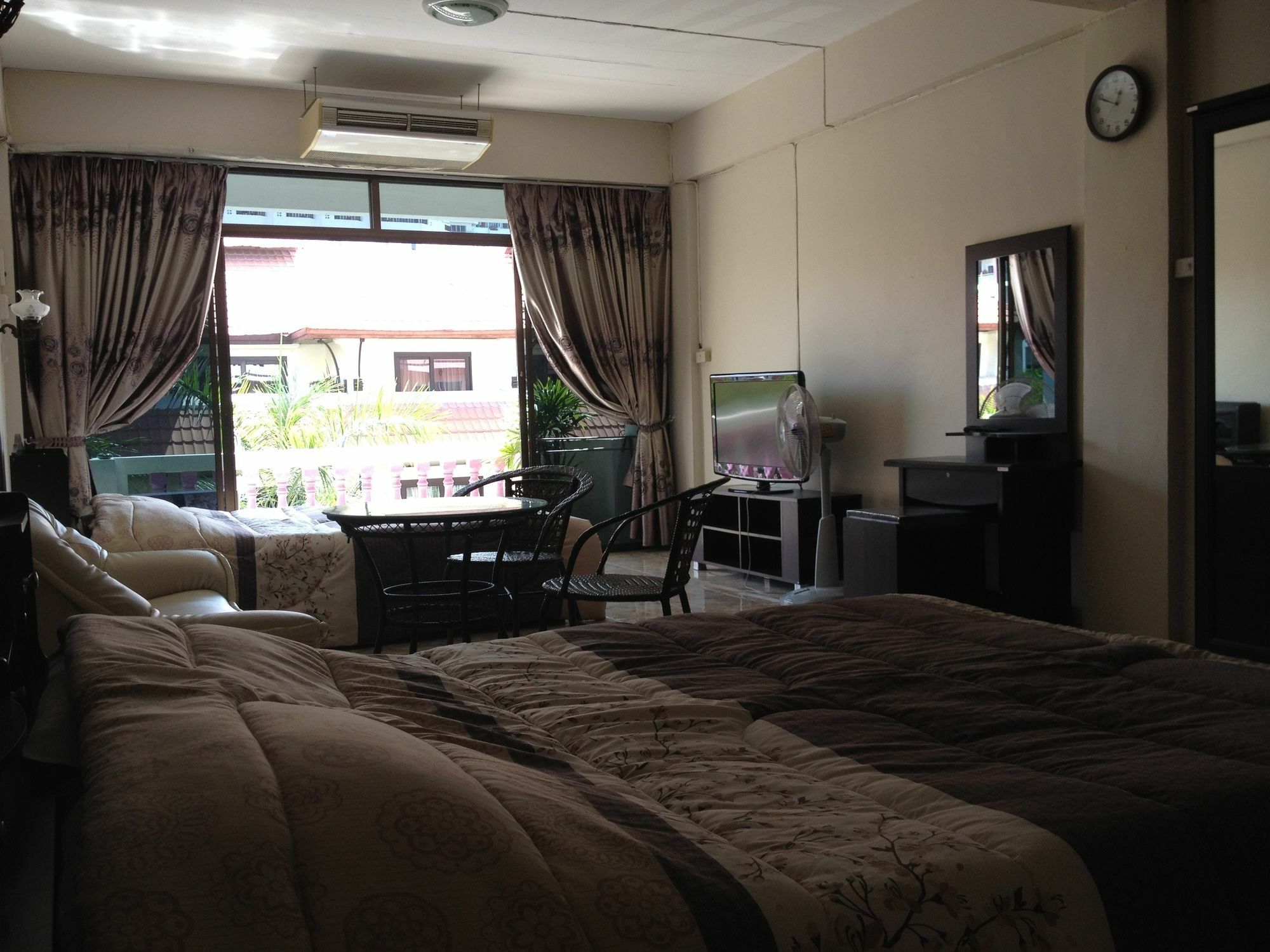 Artem'S Guesthouse Jomtien Beach Exterior photo