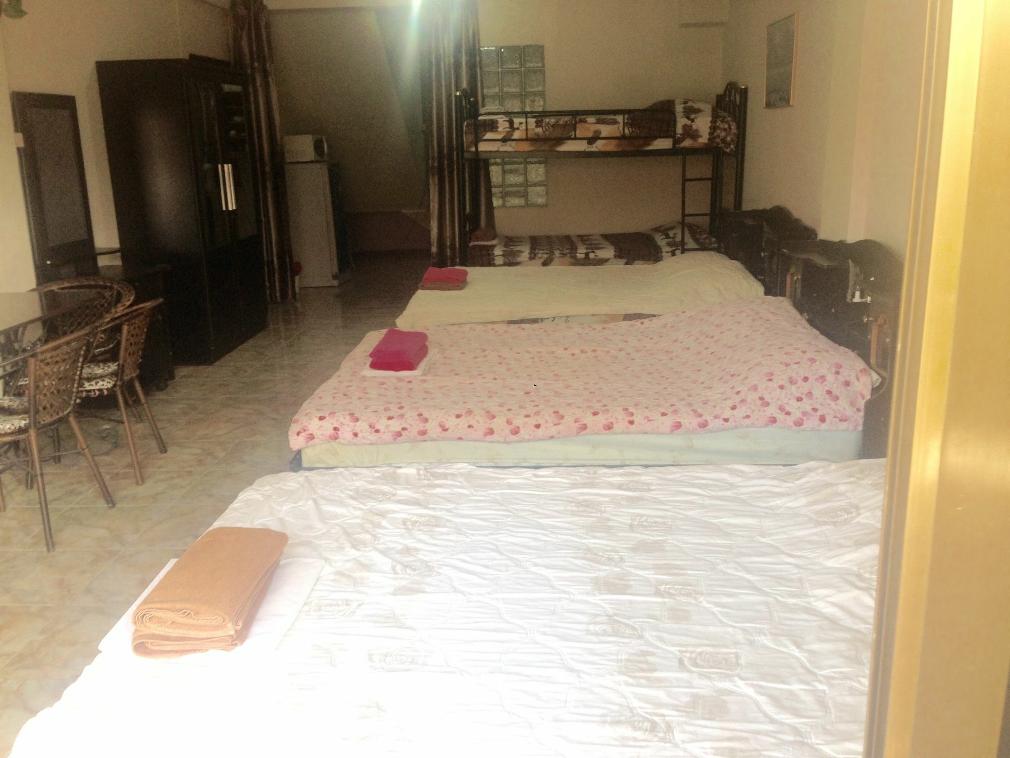 Artem'S Guesthouse Jomtien Beach Exterior photo